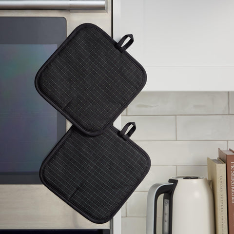 Soft cotton shell and padding offer comfortable, secure handling on hot cookware.