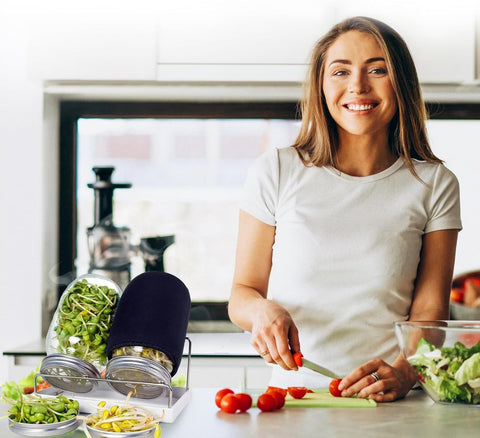Kitmiido wide-mouth jars enable simple filling and thorough rinsing during sprouting.
