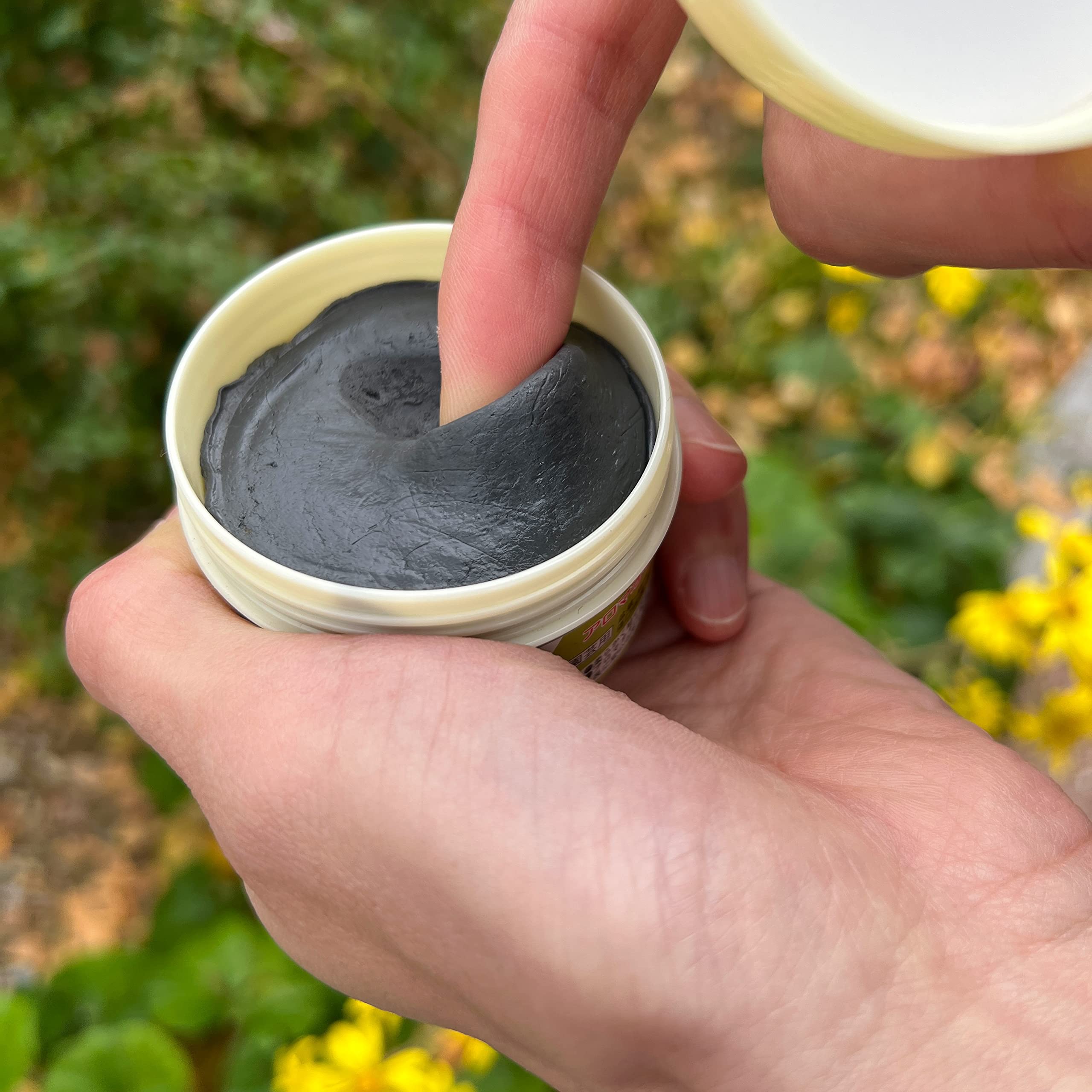 Kiyonal Bonsai Cut Paste ready-to-use putty on tree branch for immediate sealing.