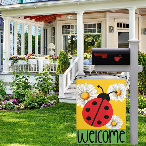 KNAPAL Daisy and ladybug motif flag boosts curb appeal