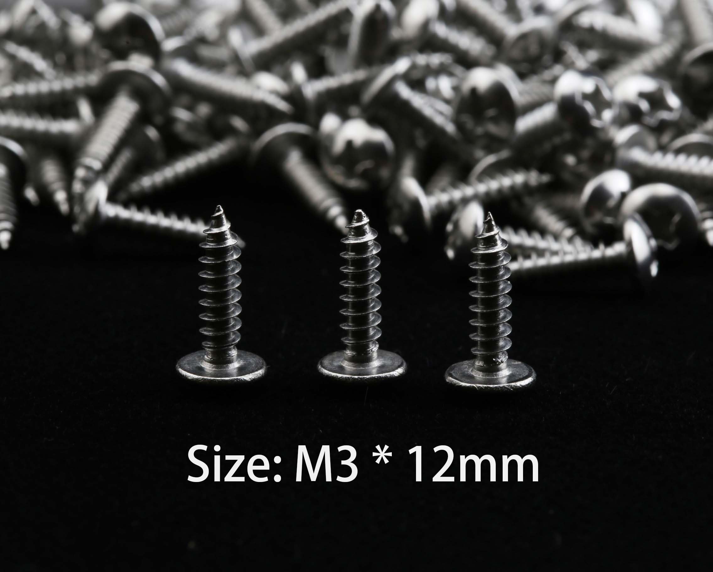 Komytoo durable stainless steel clip stands up to weather and regular outdoors use.