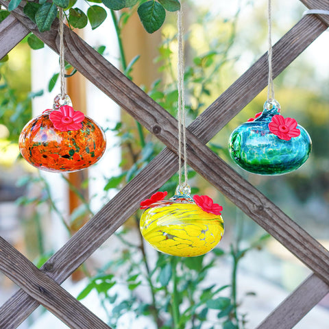 KRISININE compact 3.2 inch feeder fits balcony or garden display.