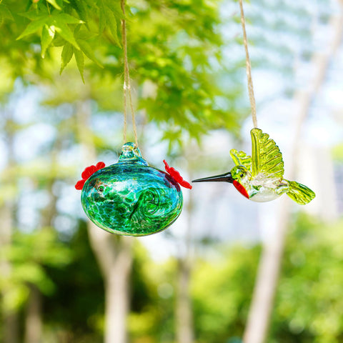 KRISININE feeder includes hook and twine for versatile hanging