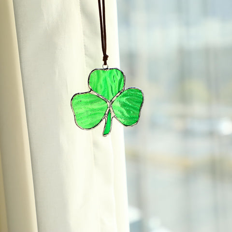 KRISININE window decor that brings rainbow light into a bright room.