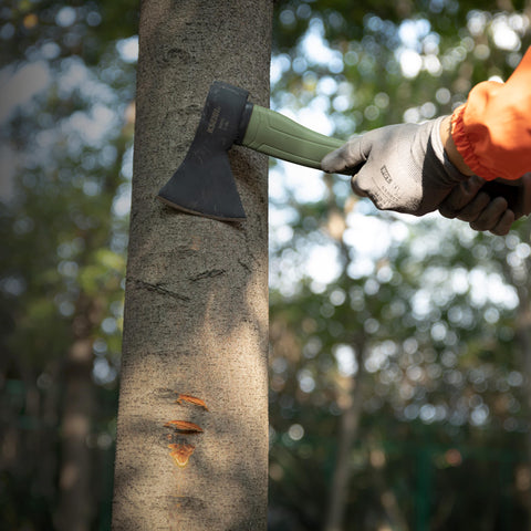 KSEIBI forged steel blade supports long-lasting performance in outdoor chores.