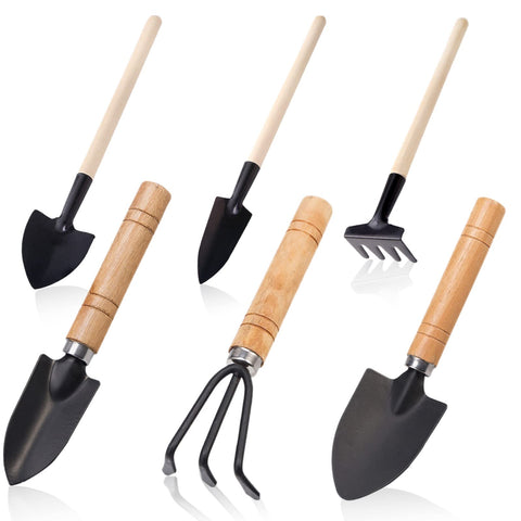 Kulusion hand shovel for precise digging in compact pots.