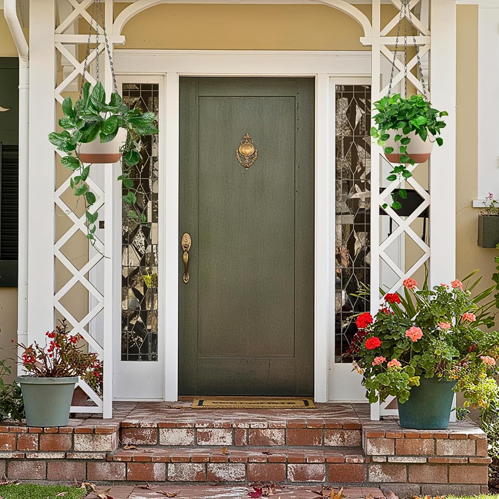 Kvetto PP material planter stays lightweight yet sturdy outdoors.