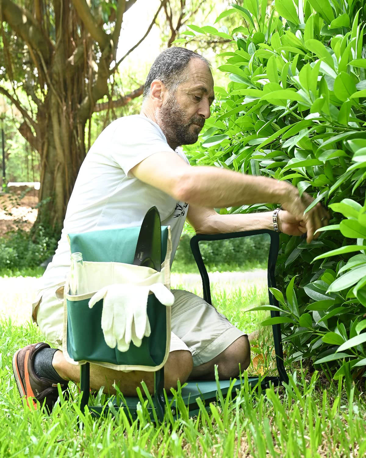 KVR Kneeler Seat heavy-duty frame provides stable support for gardening