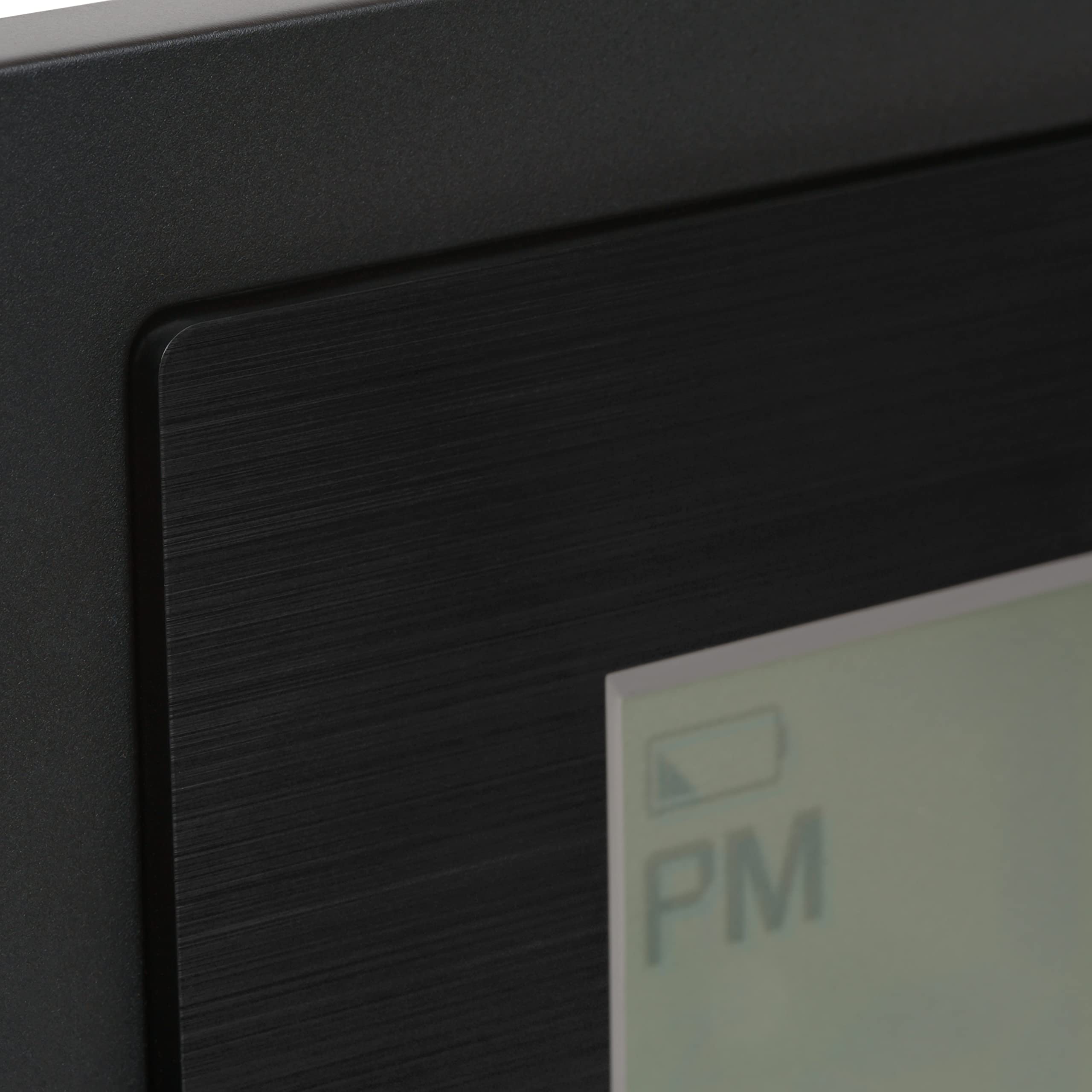 La Crosse atomic time sync keeps the clock precise.