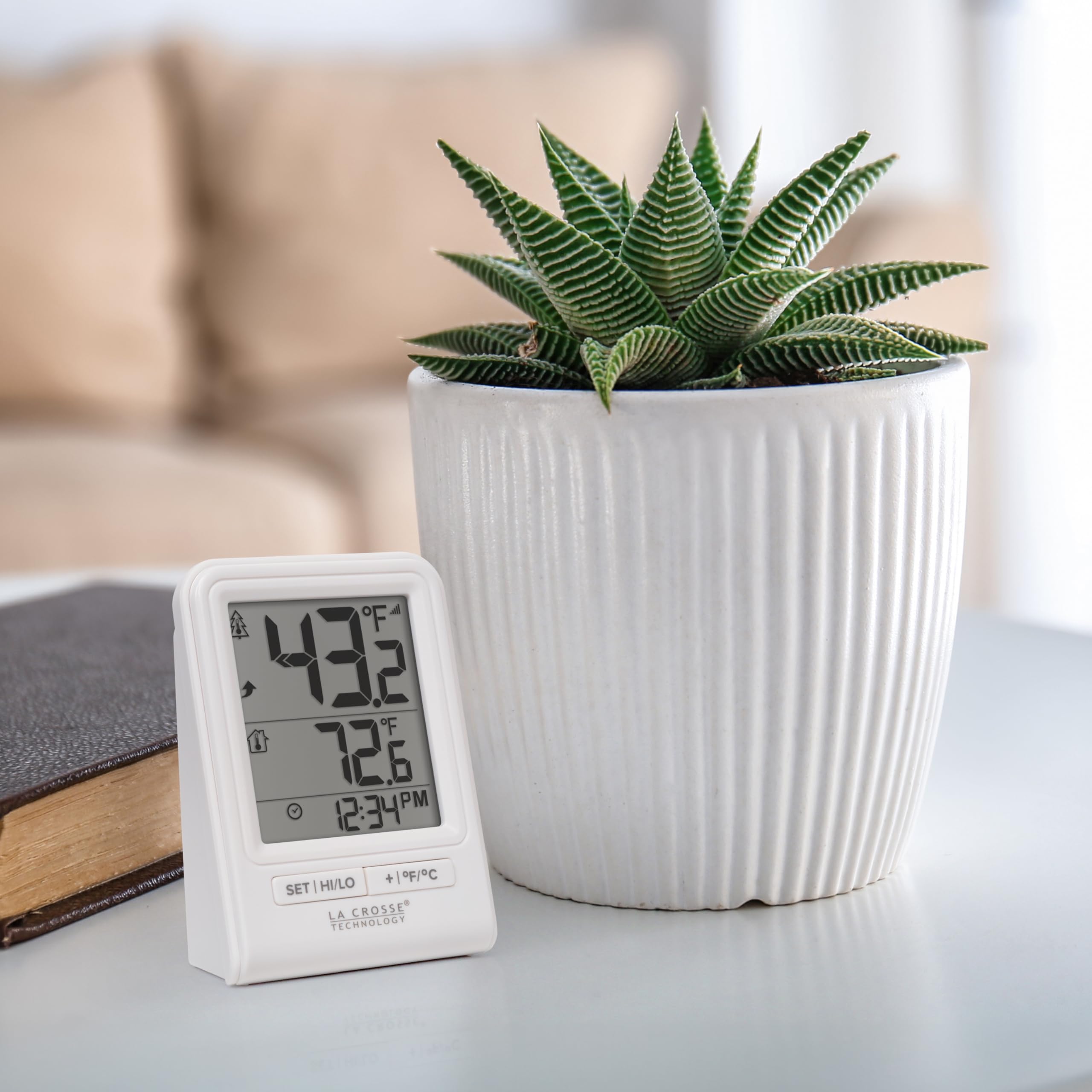 La Crosse Technology 308-1409WNH-CBP 12/24-hour time display helps align readings with your day.