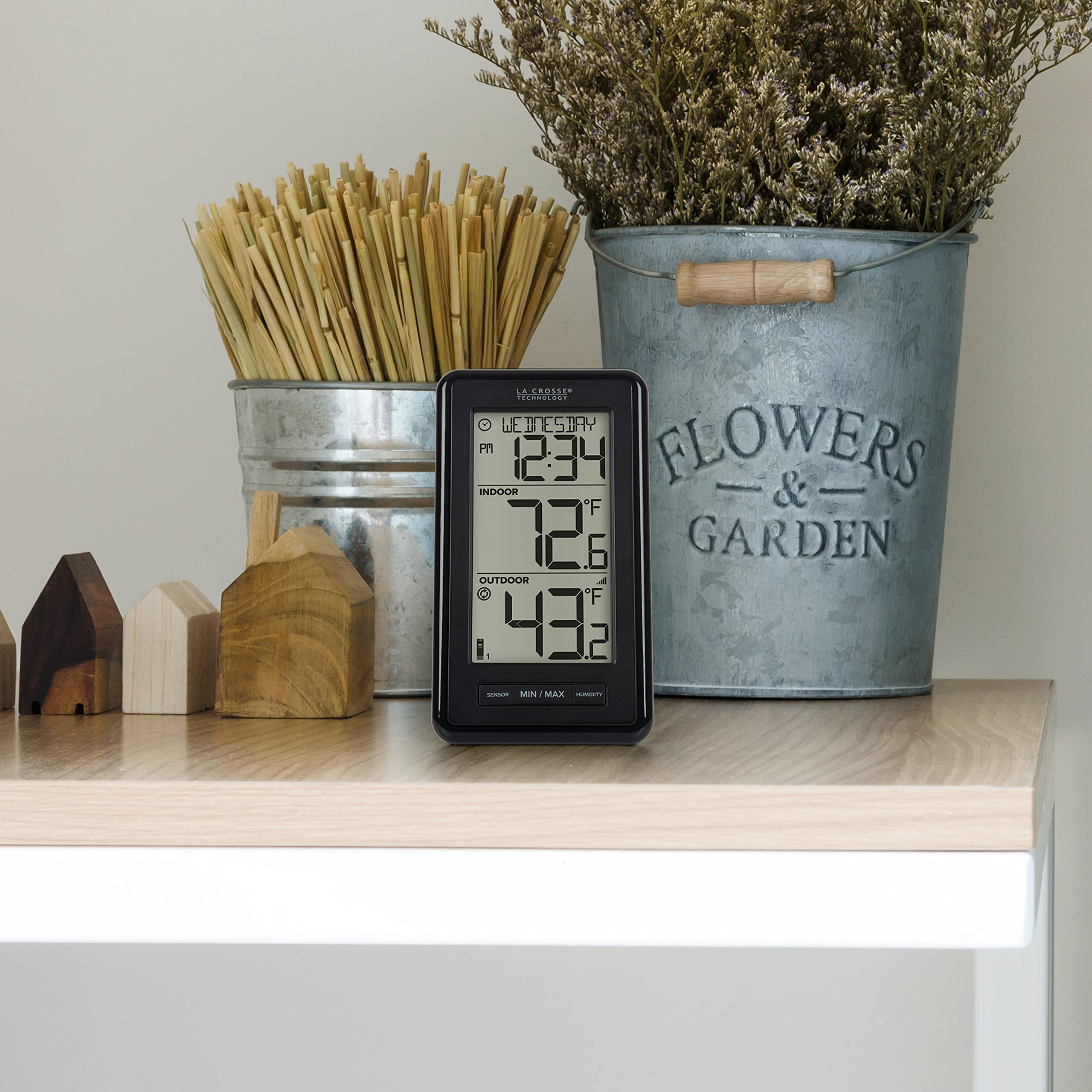 La Crosse 308-43647-INT 12/24-hour clock and unit options displayed