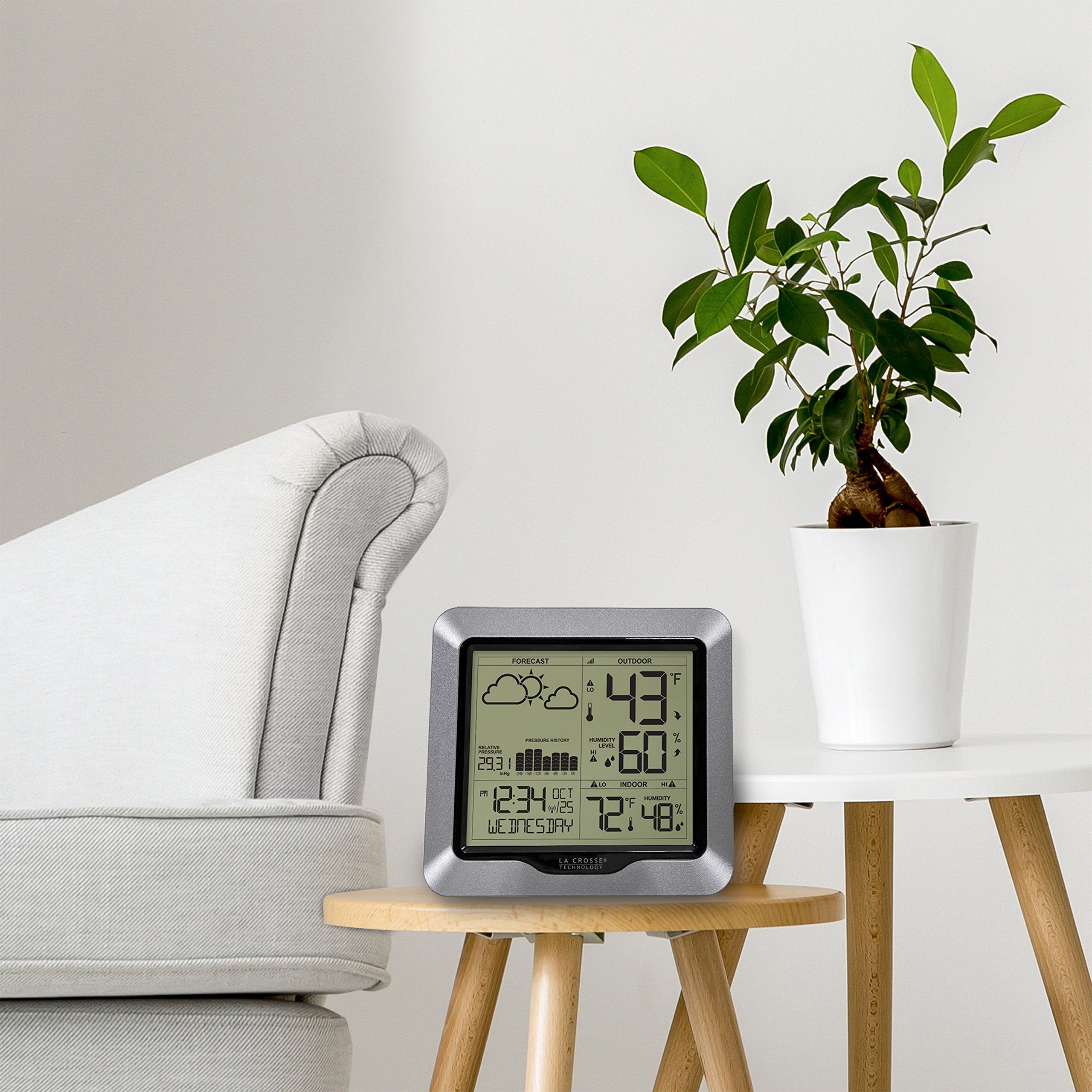 La Crosse atomic time display updates automatically for daylight saving.