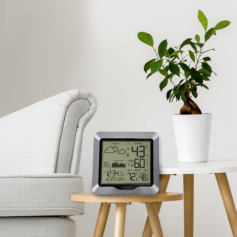 La Crosse atomic time display updates automatically for daylight saving.