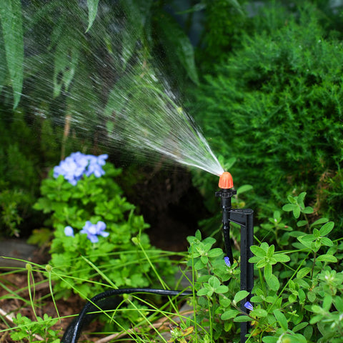 La Farah compact coverage for flowers and vegetables improves watering precision.