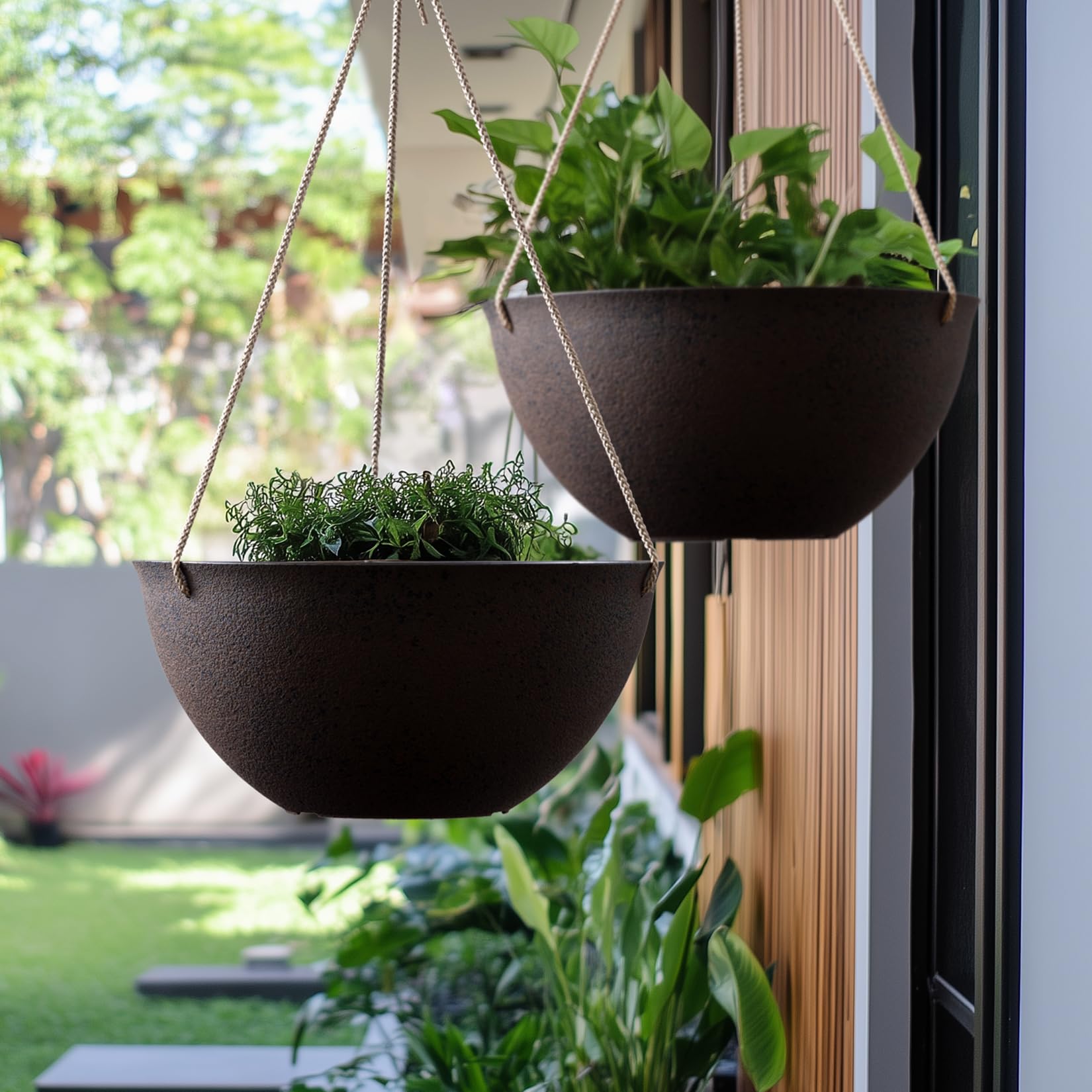LA JOLIE MUSE 13-inch includes hooks for quick, secure hanging.