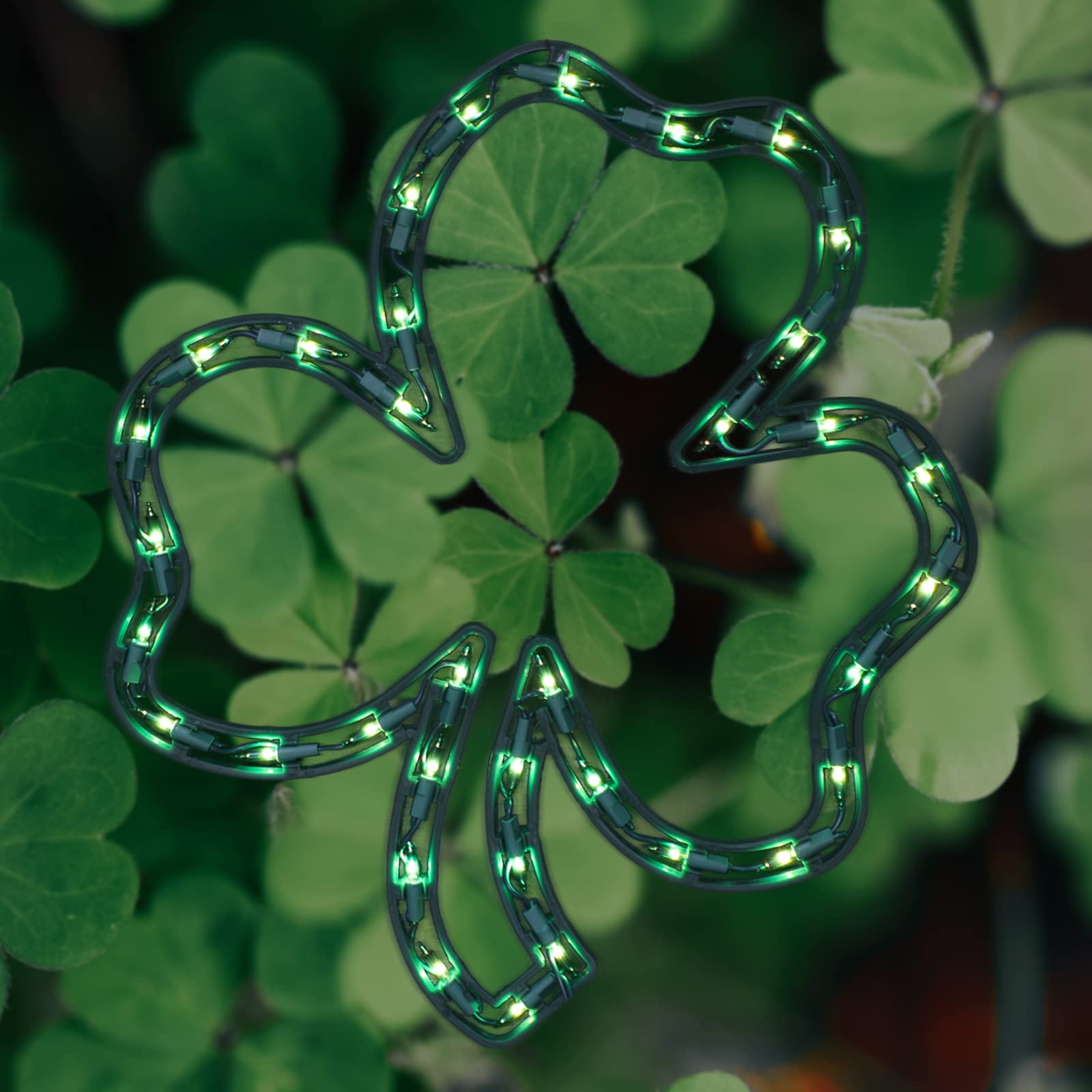 LAMPHOME 16.5 x 14.2 inch shamrock sign enhances storefronts and homes.