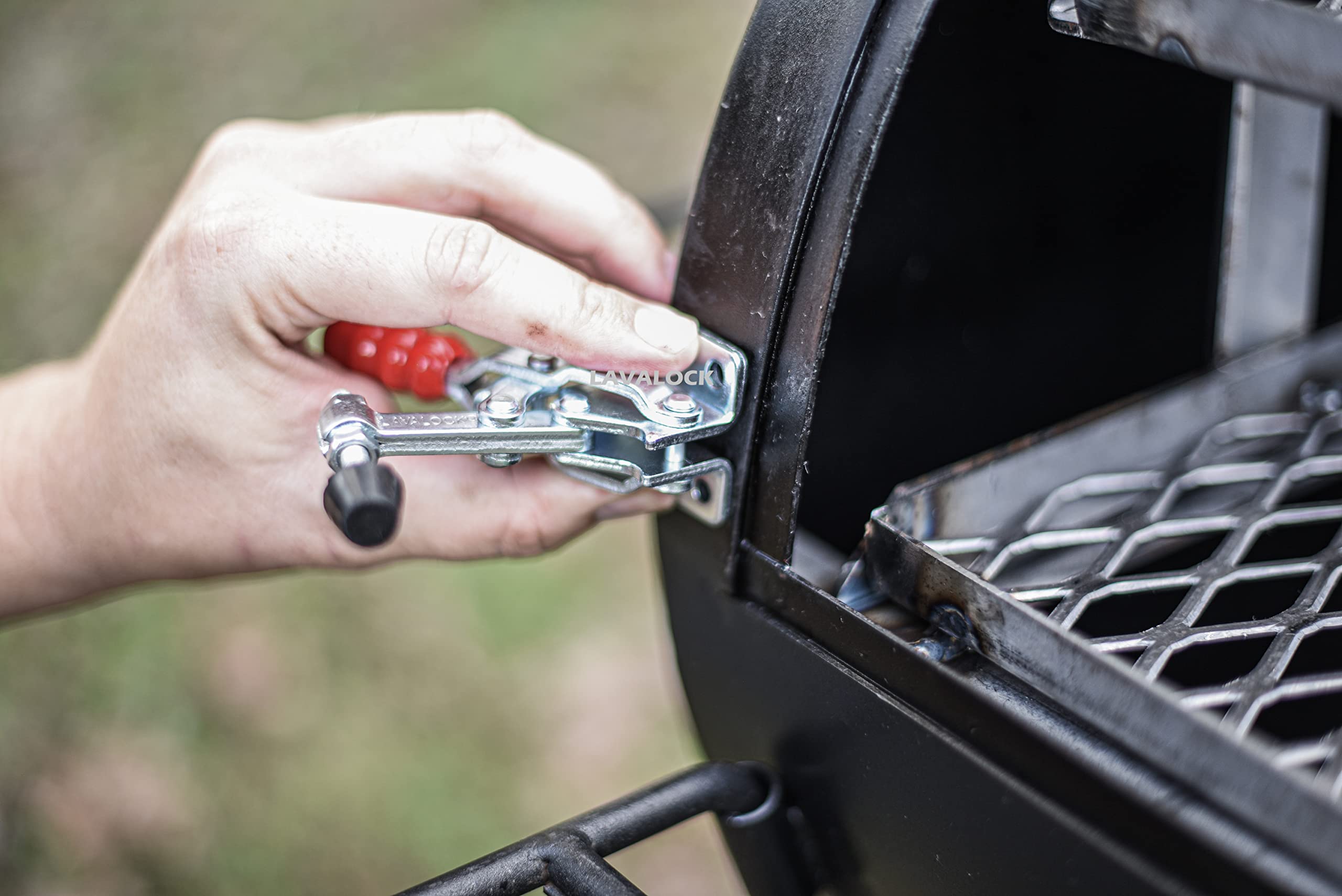 Firebox and cook chamber latch with LavaLock for stable sealing during sessions