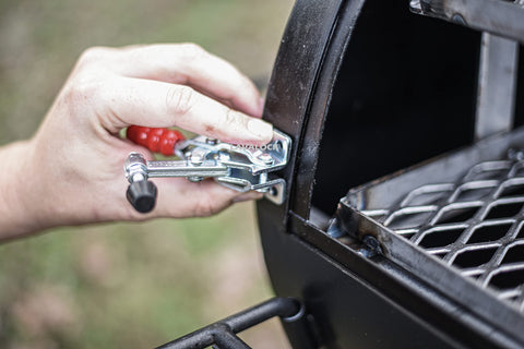 Firebox and cook chamber latch with LavaLock for stable sealing during sessions