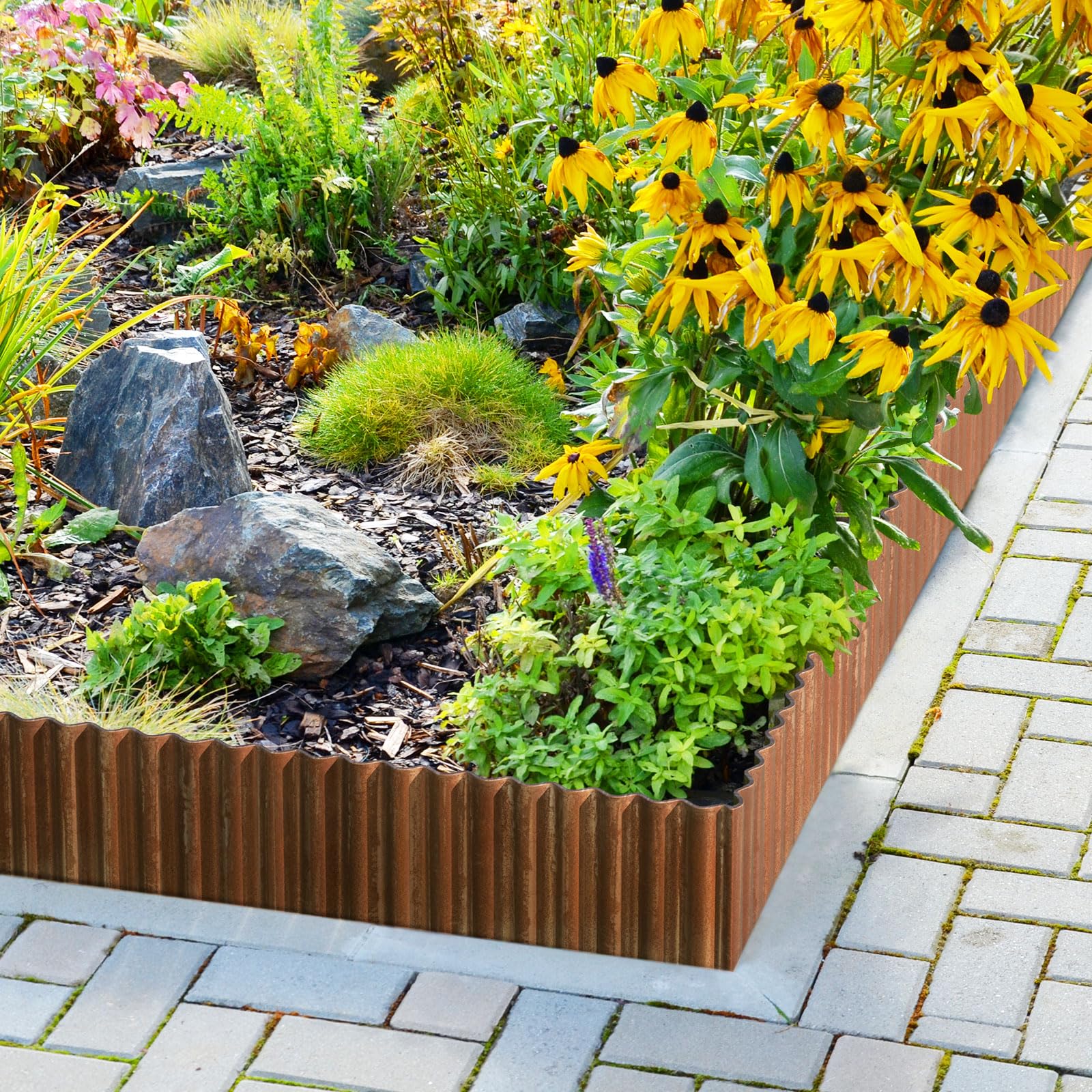 LAVEVE edging with hemmed edges ensures safe, easy installation