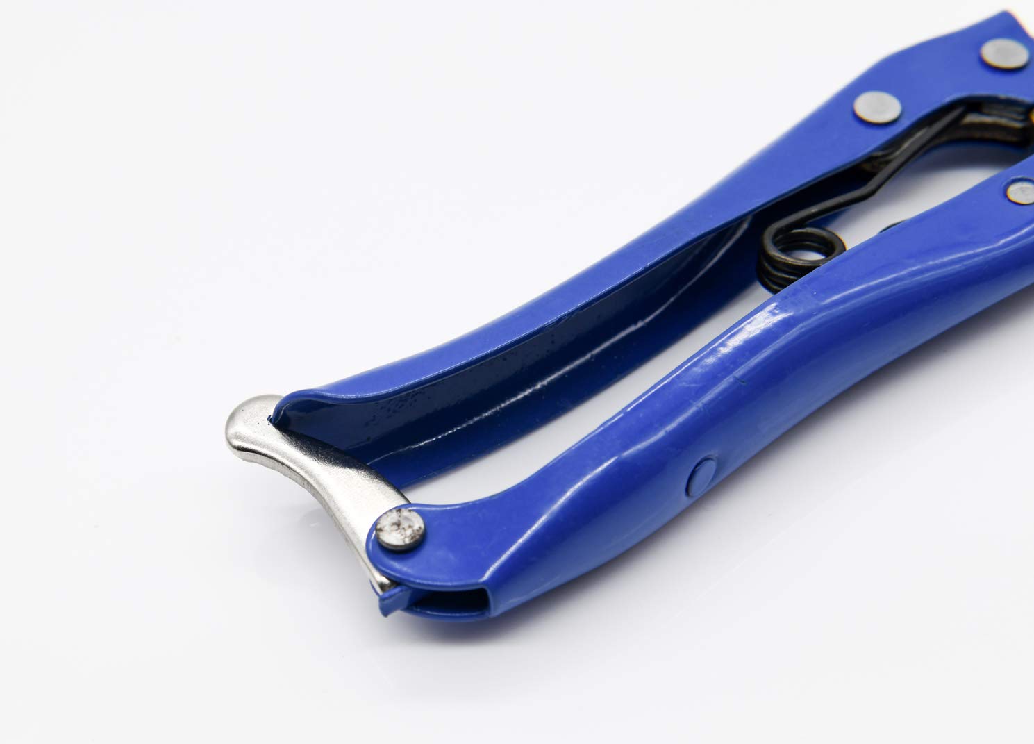 LCDCM ergonomic coated handle enhances grip during long grooming sessions.