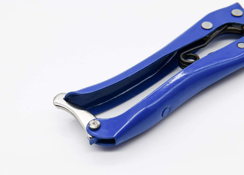 LCDCM ergonomic coated handle enhances grip during long grooming sessions.