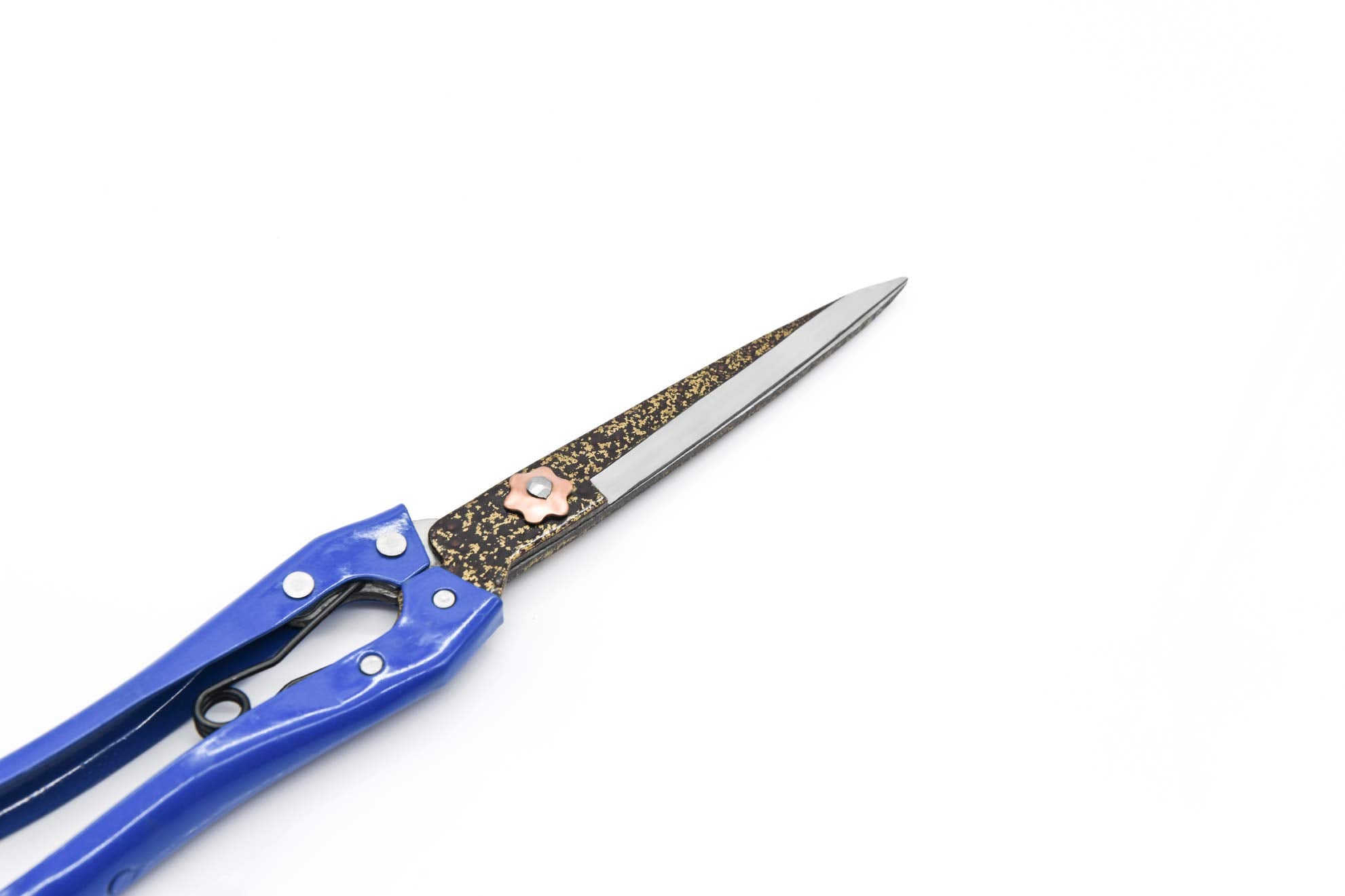LCDCM spring-loaded action aids effortless blade opening after each cut.