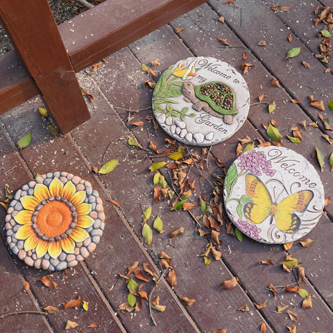 LCdecohome flower-bed stone adds color and whimsy.