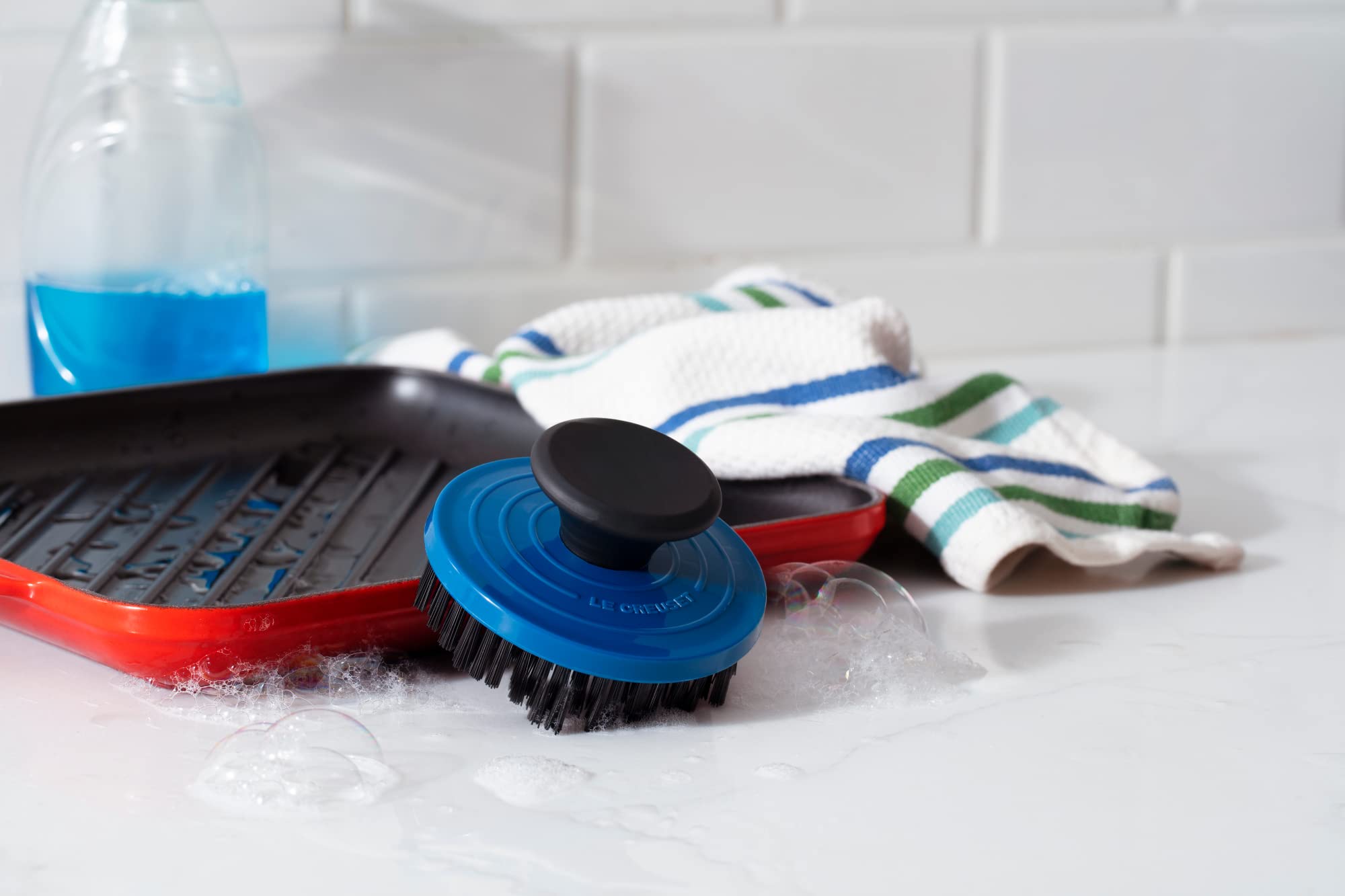Le Creuset grill pan brush protects nonstick surfaces while removing residue.