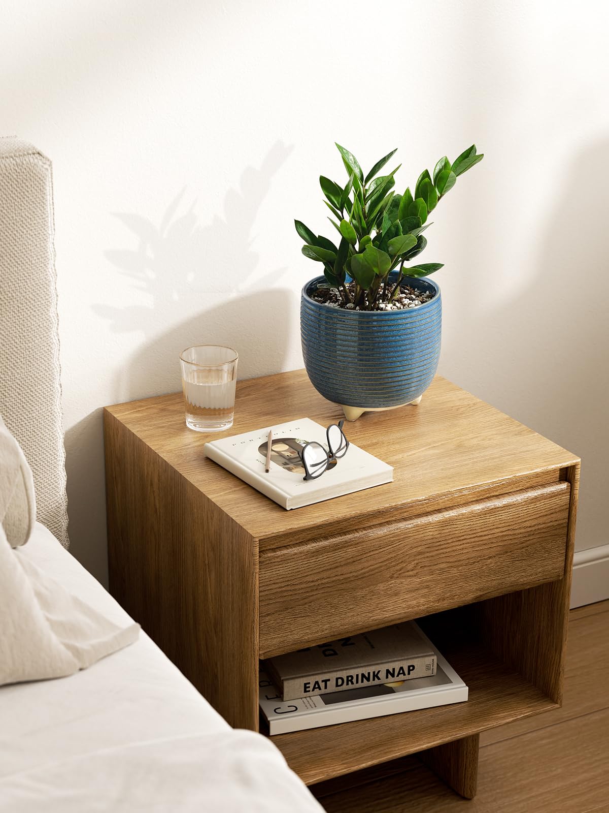 LE TAUCI ceramic pot with smooth surface is easy to wipe clean.