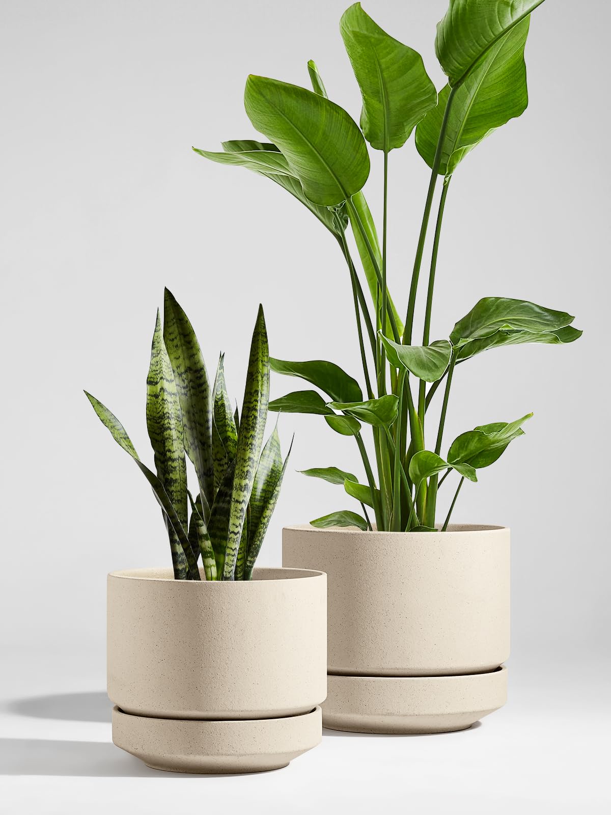 LE TAUCI 14-inch pot shows drainage hole for soil protection