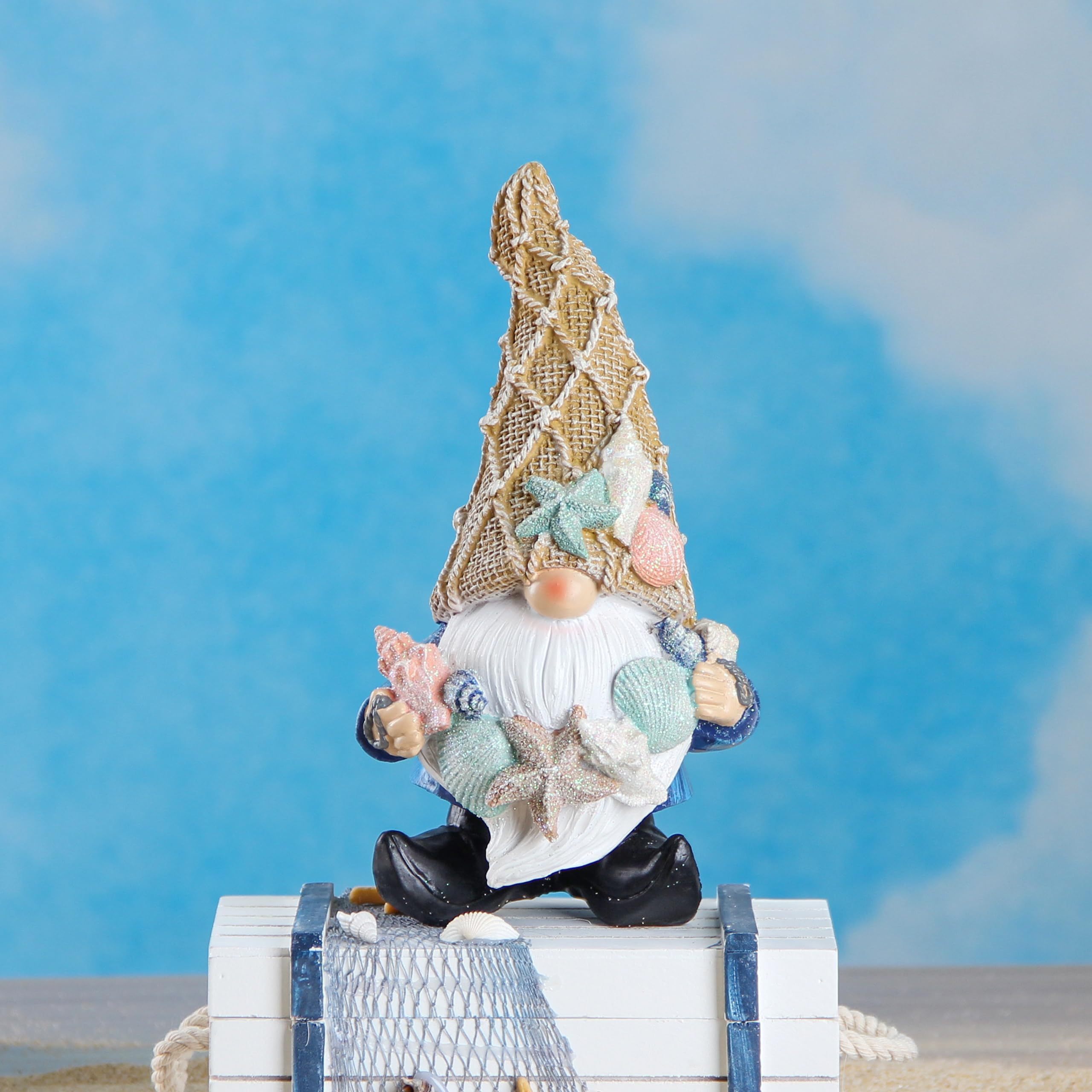 Leekung Gnome made of durable resin withstands rain and sun for year-round decoration