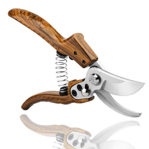 Leepenk WProfessional Sharp Pruners ergonomic handle demonstrates comfortable grip during pruning.