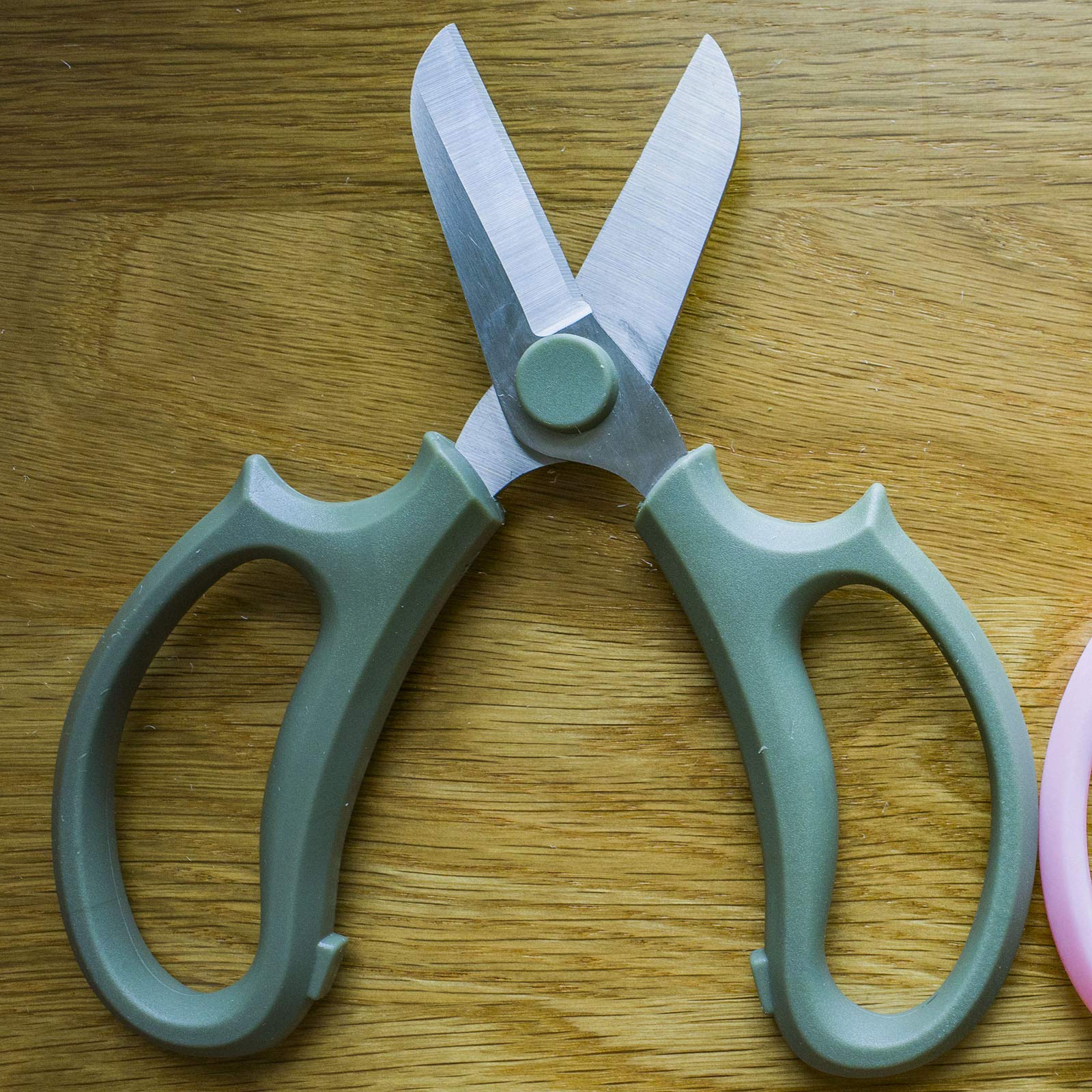 Leize flower scissors’ delicate grey-green appearance blends with garden tools.