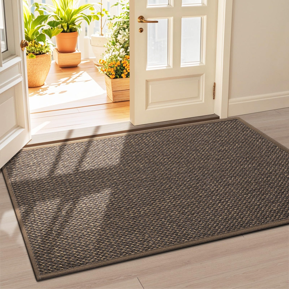 LEKEEPGO door mat absorbs moisture and dirt at the entry, helping keep floors dry.