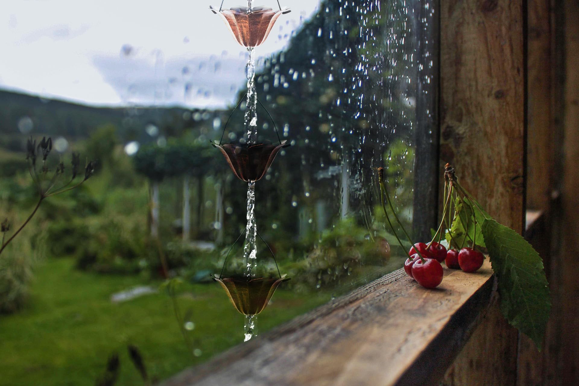 LEPTALINA garden decor on roof rain chain adds visual appeal.
