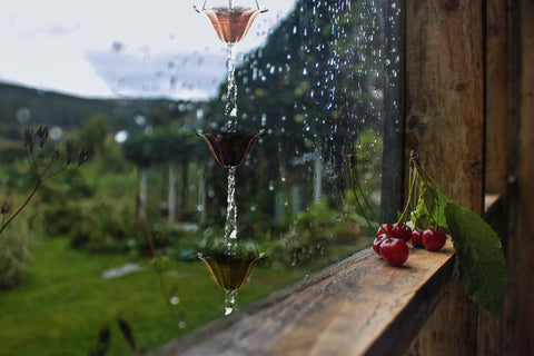 LEPTALINA garden decor on roof rain chain adds visual appeal.