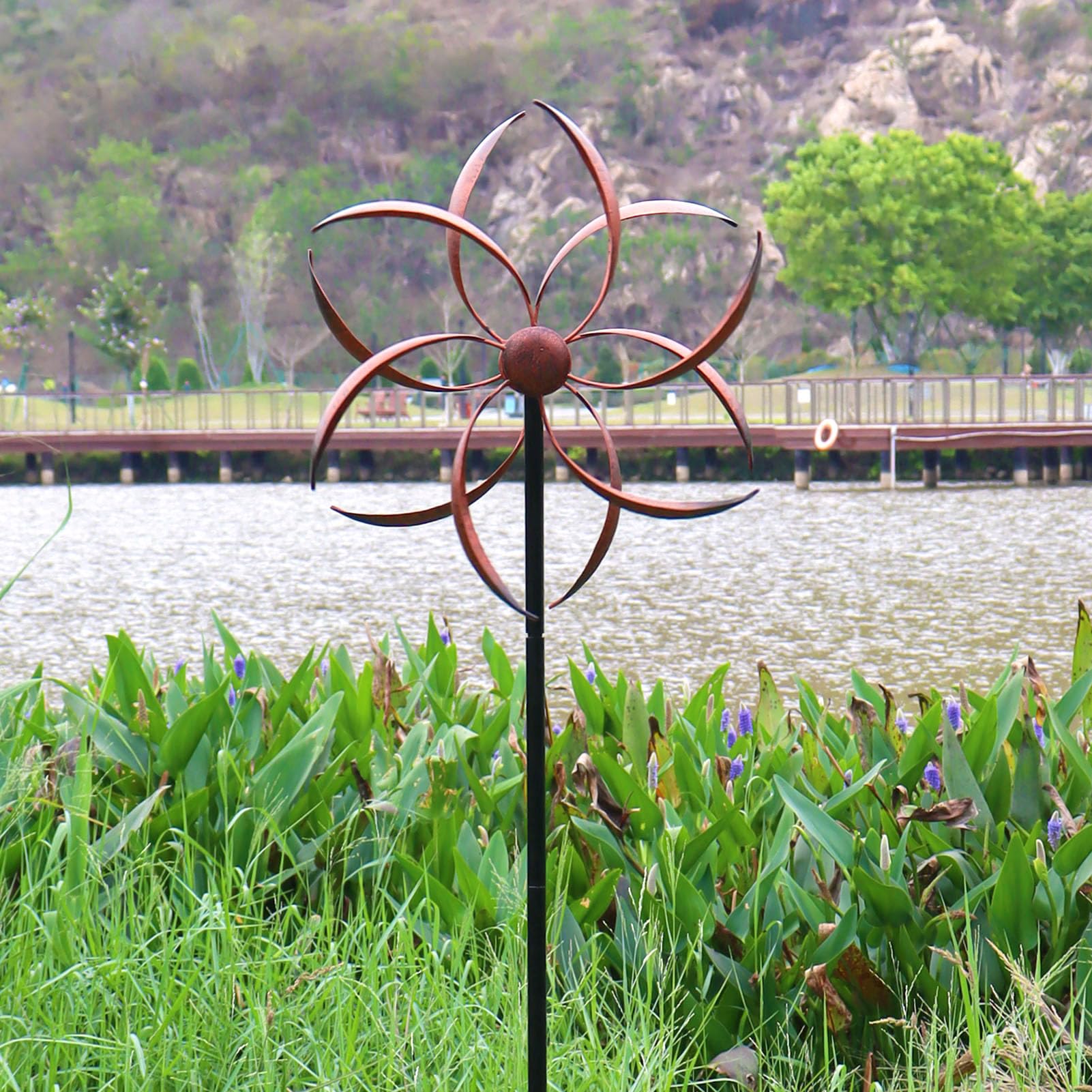 LERFUGI 360-degree spin adds lively motion to terraces and lawns.