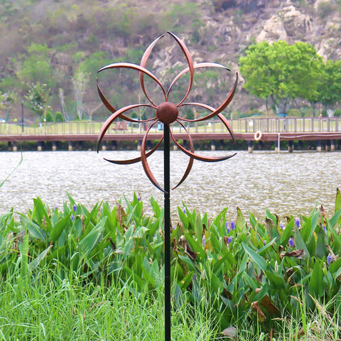 LERFUGI 360-degree spin adds lively motion to terraces and lawns.
