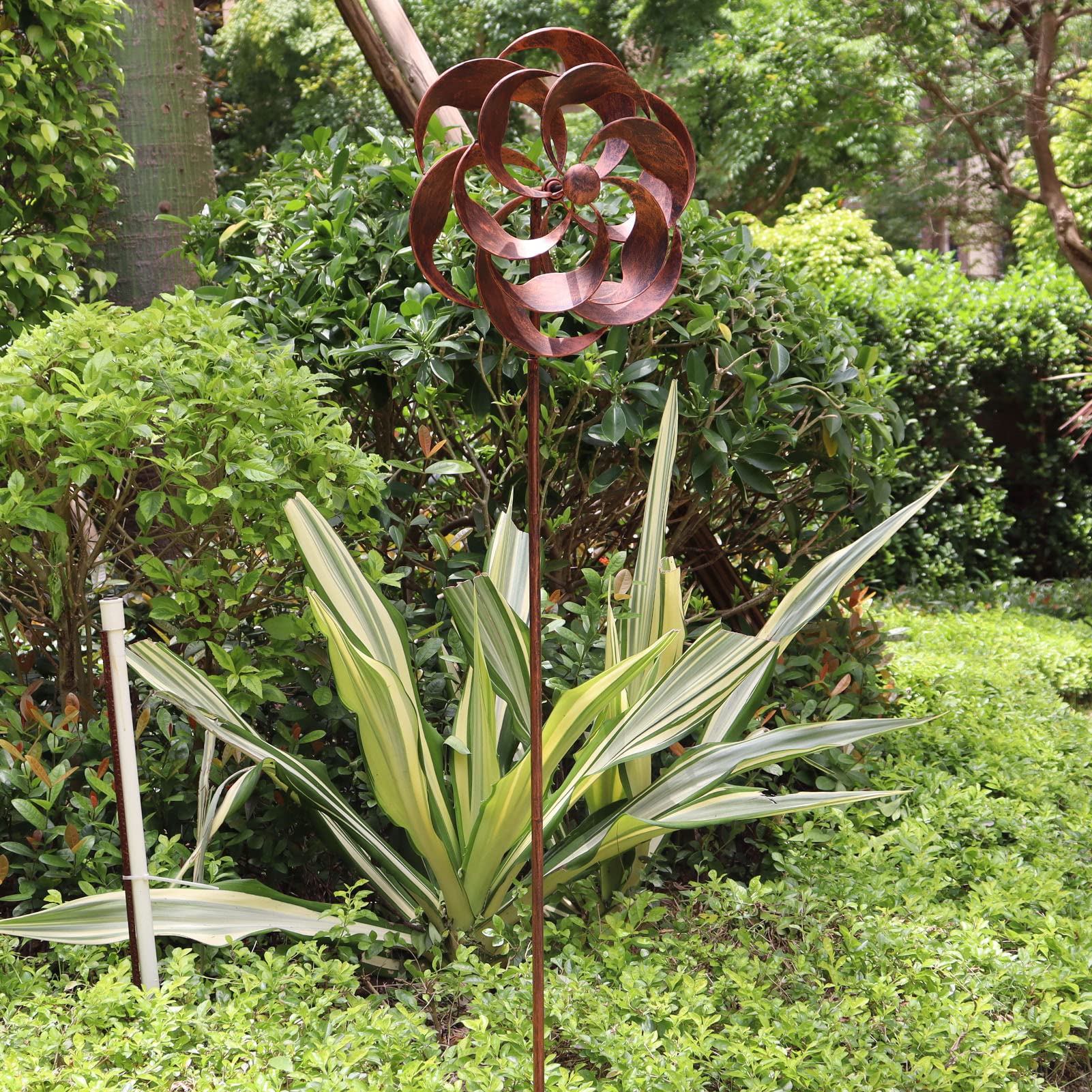 LERFUGI Wind spinner makes a thoughtful outdoor gift.