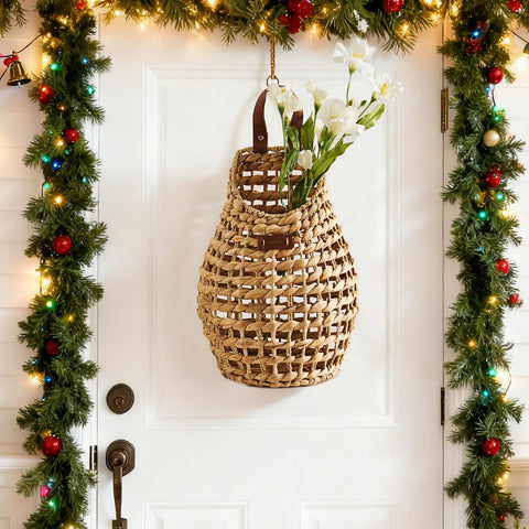 LGENHOOM front door decor basket demonstrates a warm, natural welcome for dried flowers or trinkets.