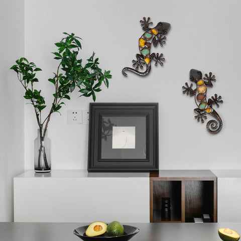 LIFFY gecko wall art with easy hang back hook for quick mounting.