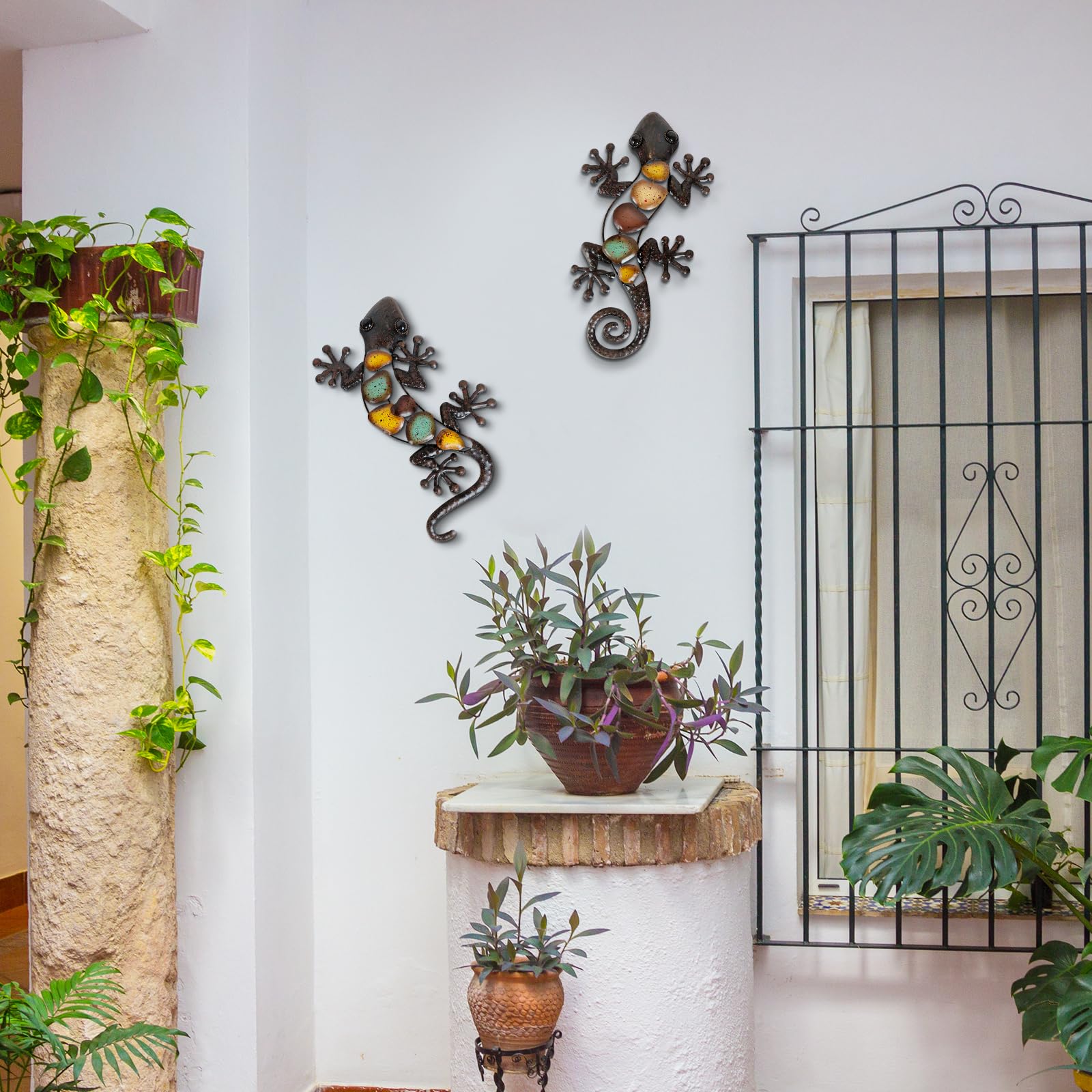 LIFFY indoor gecko wall decor adds vibrant color to living room.