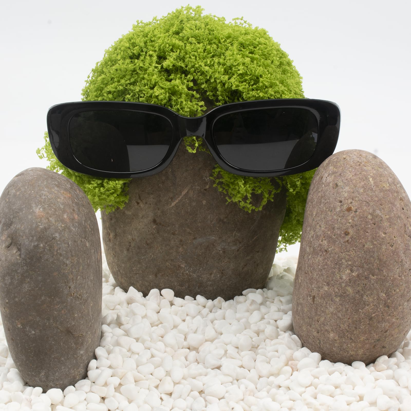 LOOIOOJ river stones for fountains and garden features provide durable accents.
