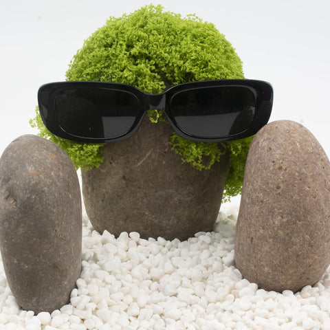 LOOIOOJ river stones for fountains and garden features provide durable accents.