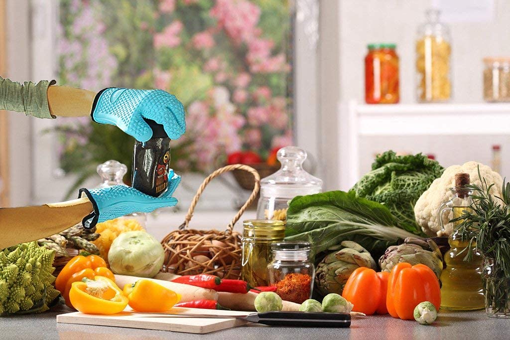 Loveuing kitchen gloves help lift hot lids and trays safely.