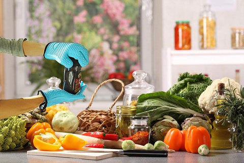 Loveuing kitchen gloves help lift hot lids and trays safely.