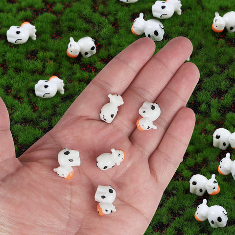 LPREUTWN tiny cow figurines brighten bonsai displays with whimsy.