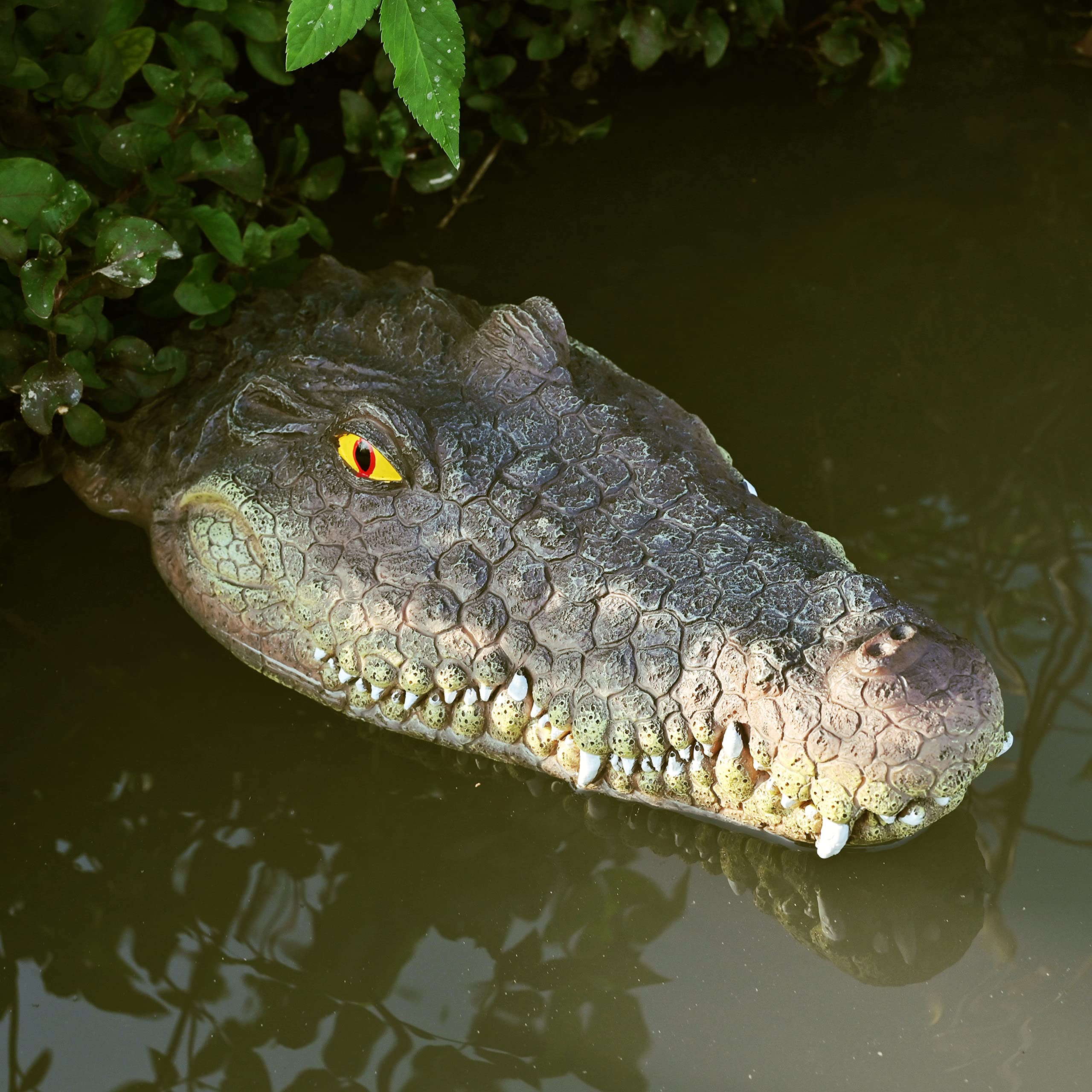 LUEUR realistic gator head for pools deters geese and ducks with lifelike detail.