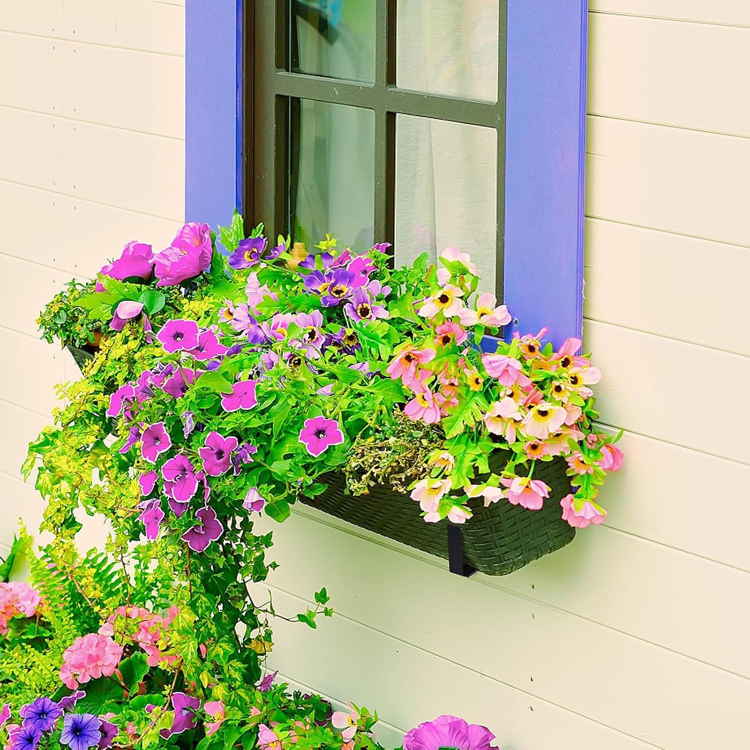 LukLoy black finish brackets blend with modern outdoor decor.
