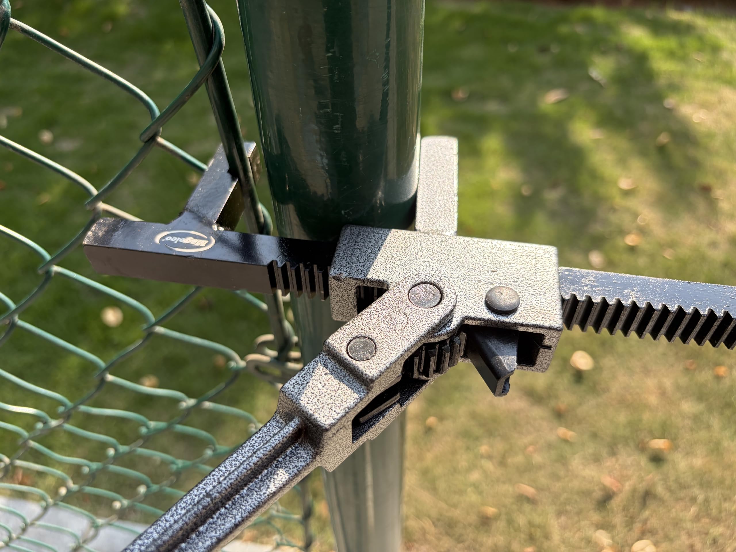 Magoleo fence stretcher works with chain link and woven wire fences